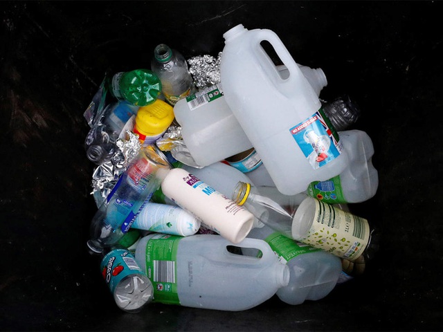 Nhựa chứa 144 hợp chất làm rối loạn hormone và chúng sẽ gây hại cho nhiều thế hệ - Ảnh 1.