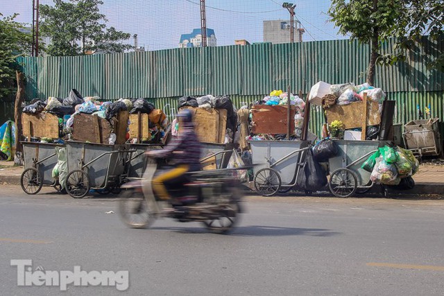 Gần Tết Dương lịch, nhiều tuyến phố Hà Nội lại ngập rác - Ảnh 1.