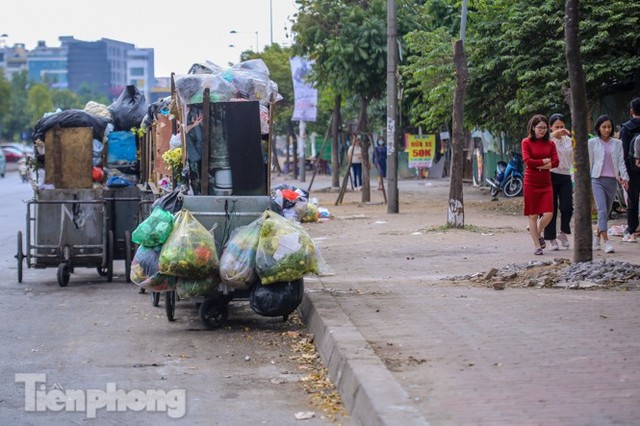 Gần Tết Dương lịch, nhiều tuyến phố Hà Nội lại ngập rác - Ảnh 2.