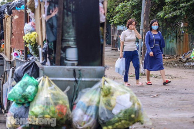 Gần Tết Dương lịch, nhiều tuyến phố Hà Nội lại ngập rác - Ảnh 3.