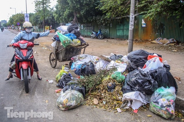 Gần Tết Dương lịch, nhiều tuyến phố Hà Nội lại ngập rác - Ảnh 4.