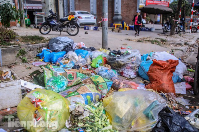 Gần Tết Dương lịch, nhiều tuyến phố Hà Nội lại ngập rác - Ảnh 6.
