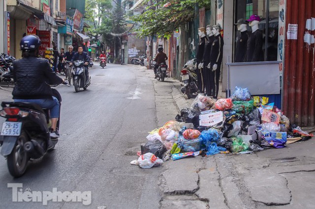 Gần Tết Dương lịch, nhiều tuyến phố Hà Nội lại ngập rác - Ảnh 9.