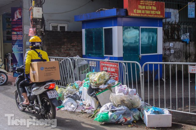 Gần Tết Dương lịch, nhiều tuyến phố Hà Nội lại ngập rác - Ảnh 10.