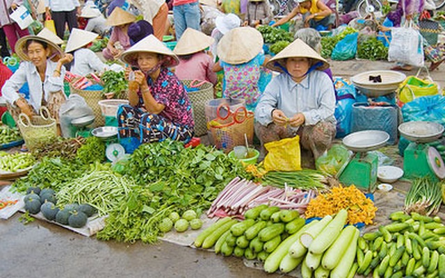 Gần 2,5 triệu tiệm tạp hoá và chợ truyền thống Việt có nguy cơ bị "bỏ lại" phía sau trong nền kinh tế số!