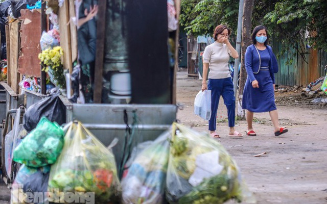 Gần Tết Dương lịch, nhiều tuyến phố Hà Nội lại ngập rác