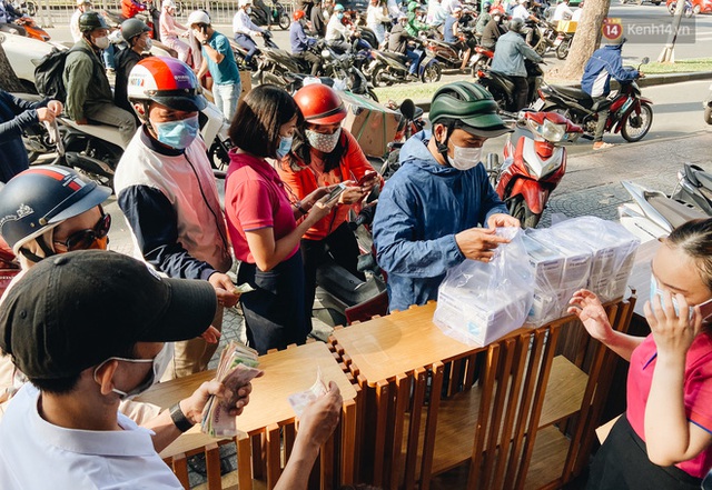 Người Sài Gòn đổ xô đi mua khẩu trang 25.000 đồng/hộp, nhiều công ty mua cả thùng để tặng nhân viên - Ảnh 2.