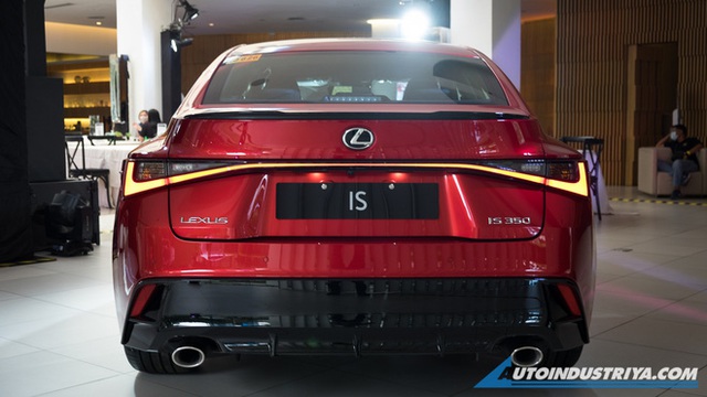 Lexus IS mới sắp ra mắt Việt Nam: 3 phiên bản, giá khó thấp hơn 2 tỷ đồng, đối thủ Mercedes C-Class và BMW 3-Series - Ảnh 3. Lexus IS mới sắp ra mắt Việt Nam: 3 phiên bản, giá khó thấp hơn 2 tỷ đồng, đối thủ Mercedes C-Class và BMW 3-Series - Ảnh 3.