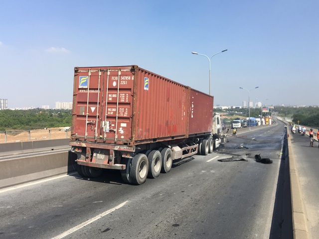 TP.HCM: Xe container bốc cháy ngùn ngụt trên cầu Phú Mỹ, phong toả đường để dập lửa - Ảnh 3.