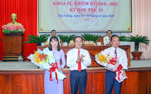 Phó Bí thư Thường trực Tỉnh ủy, Chủ tịch HĐND tỉnh Trần Văn Huyến tặng hoa chúc mừng ông Nguyễn Văn Hòa và bà Hồ Thu Ánh.