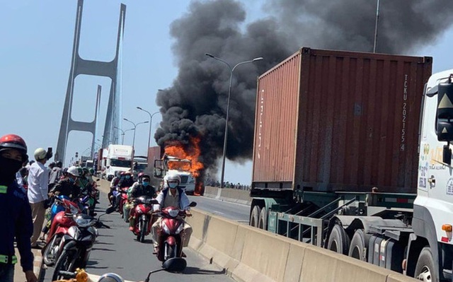 TP.HCM: Xe container bốc cháy ngùn ngụt trên cầu Phú Mỹ, phong toả đường để dập lửa