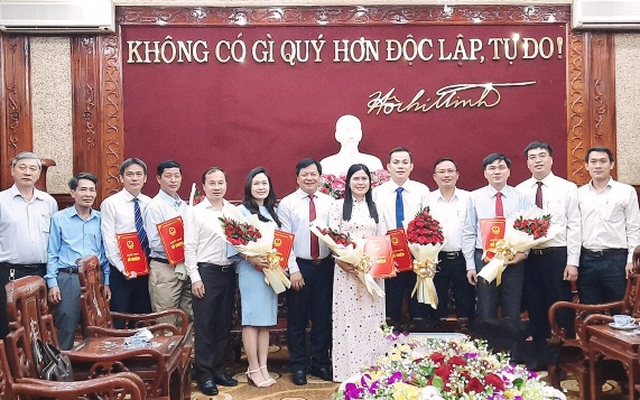 Phó Chủ tịch UBND tỉnh Trần Văn Mi (giữa) chụp ảnh lưu niệm với các đồng chí được bổ nhiệm. Ảnh: Trần Cảnh