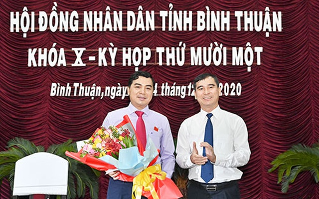 Bí Thư tỉnh ủy Dương Văn An tặng hoa chúc mừng Chủ tịch HĐND tỉnh Nguyễn Hoài Anh. Ảnh: Đình Hòa