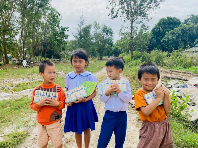 Vinamilk đồng hành cùng cặp lá yêu thương với hành trình trao cơ hội đi học, cho cơ hội đổi đời - Ảnh 3.