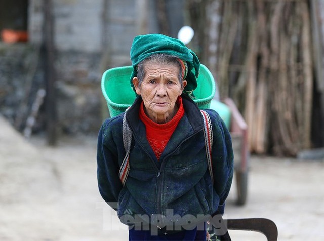 Hà Giang rét tê tái, người dân nổi lửa sưởi ấm cho gia súc - Ảnh 11.