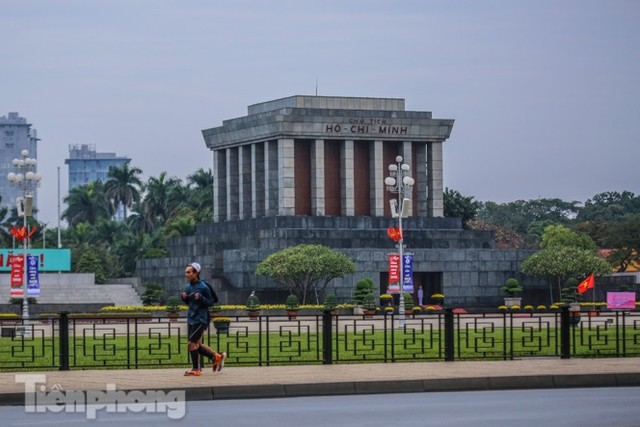 Hà Nội thanh bình trong buổi sáng cuối cùng năm 2020  - Ảnh 13.