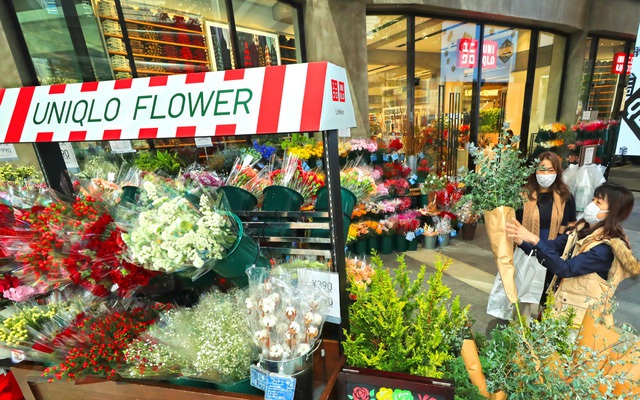 Chuyện cửa hàng lớn nhất thế giới của Uniqlo bán cả hoa tươi và sách: Nếu chỉ đứng im khi cả thế giới thay đổi, dù là gã khổng lồ cũng có thể 'chết'