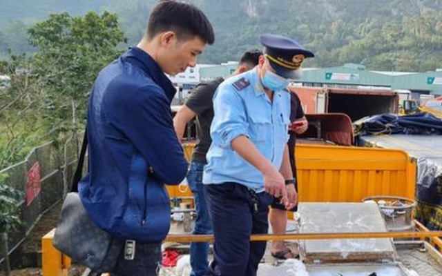 Lực lượng chức năng kiểm tra một xe cá tầm Trung Quốc thông quan qua cửa khẩu Hữu Nghị (Lạng Sơn). Ảnh: Q.L.