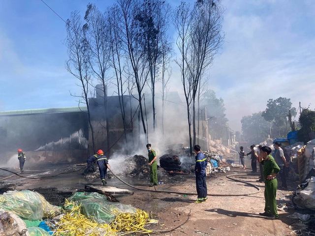  Cháy kho phế liệu ở Đồng Nai, cột khói bốc cao hàng chục mét  - Ảnh 3.