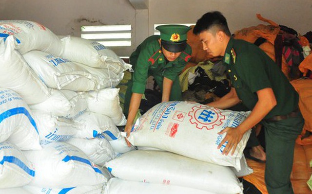 Biên phòng tỉnh An Giang phát hiện, thu giữ đường nhập lậu ẢNH: HÒA HỘI