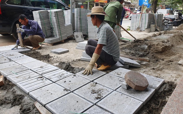 Công nhân đang lát đá tự nhiên tại phố Hòa Mã (ngày 2/12)