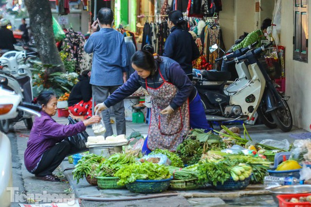 Dịch COVID-19 trở lại nguy hiểm, người dân Thủ đô vẫn thờ ơ việc đeo khẩu trang - Ảnh 11.