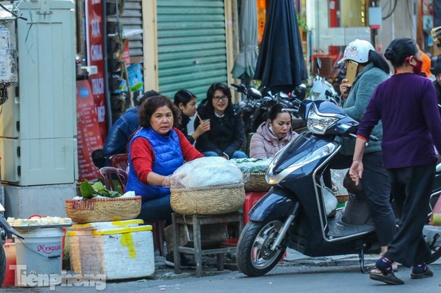 Dịch COVID-19 trở lại nguy hiểm, người dân Thủ đô vẫn thờ ơ việc đeo khẩu trang - Ảnh 13.