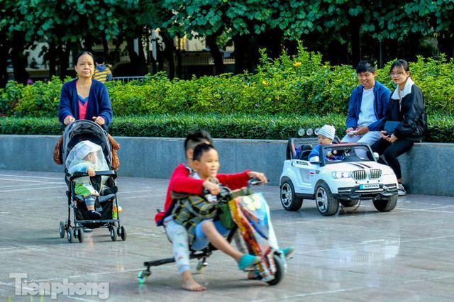 Dịch COVID-19 trở lại nguy hiểm, người dân Thủ đô vẫn thờ ơ việc đeo khẩu trang - Ảnh 8.