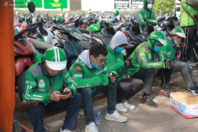 Hà Nội: Hàng trăm tài xế tắt app, tập trung phản đối Grab tăng giá cước - Ảnh 1.