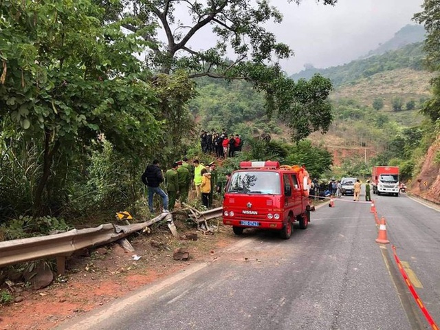  Xe tải lao xuống vực sâu 200m, lái xe tử vong - Ảnh 1.