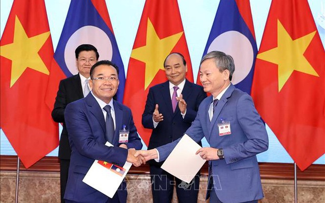 Thủ tướng Nguyễn Xuân Phúc và Thủ tướng Lào Thongloun Sisoulith chứng kiến lễ ký các văn kiện hợp tác giữa hai nước. Ảnh: Thống Nhất/TTXVN