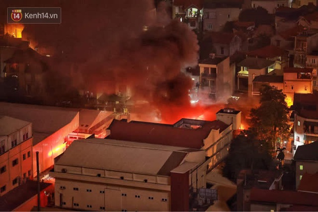 Hà Nội: Cháy lớn tại nhà kho công ty dược phẩm Hà Tây, cột khói bốc cao hàng chục mét khiến nhiều người hoảng sợ - Ảnh 1.