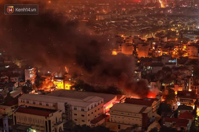 Hà Nội: Cháy lớn tại nhà kho công ty dược phẩm Hà Tây, cột khói bốc cao hàng chục mét khiến nhiều người hoảng sợ - Ảnh 2.