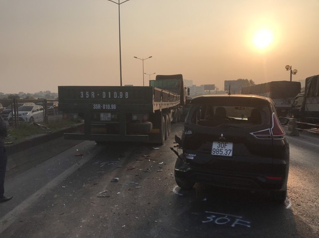 5 ô tô tai nạn liên hoàn trên cầu Thanh Trì - Ảnh 2.