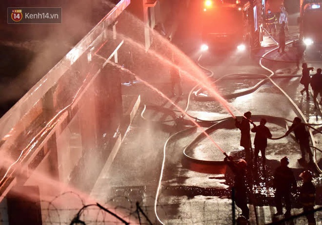 Hà Nội: Cháy lớn tại nhà kho công ty dược phẩm Hà Tây, cột khói bốc cao hàng chục mét khiến nhiều người hoảng sợ - Ảnh 3.