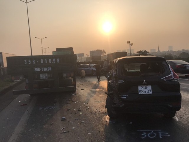 5 ô tô tai nạn liên hoàn trên cầu Thanh Trì - Ảnh 4.