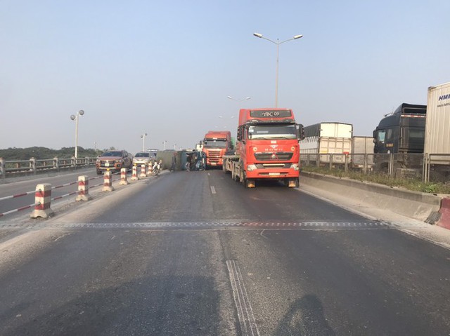 5 ô tô tai nạn liên hoàn trên cầu Thanh Trì - Ảnh 6.