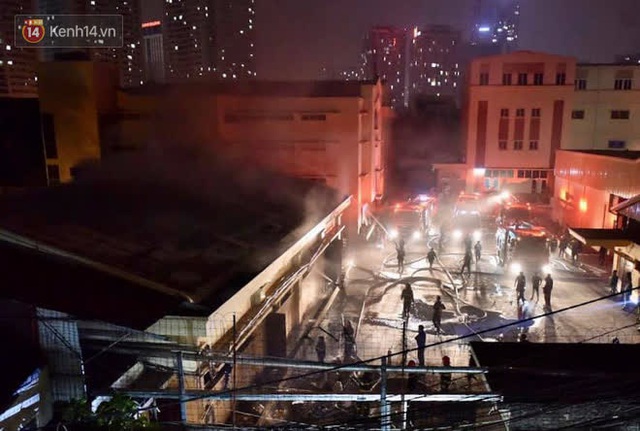 Hà Nội: Cháy lớn tại nhà kho công ty dược phẩm Hà Tây, cột khói bốc cao hàng chục mét khiến nhiều người hoảng sợ - Ảnh 8.