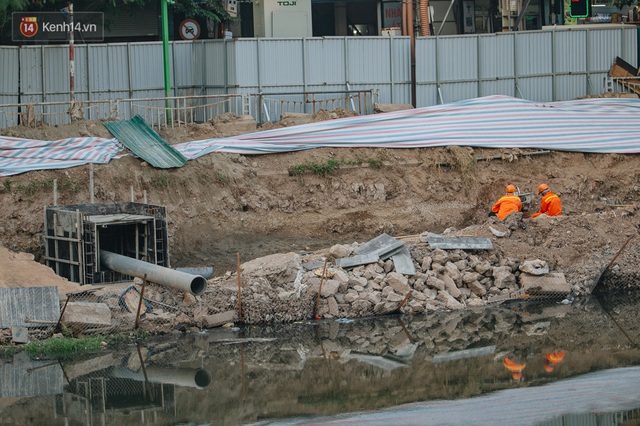 Ảnh: Lắp đặt hệ thống cống ngầm được kỳ vọng hồi sinh sông Tô Lịch - Ảnh 11.