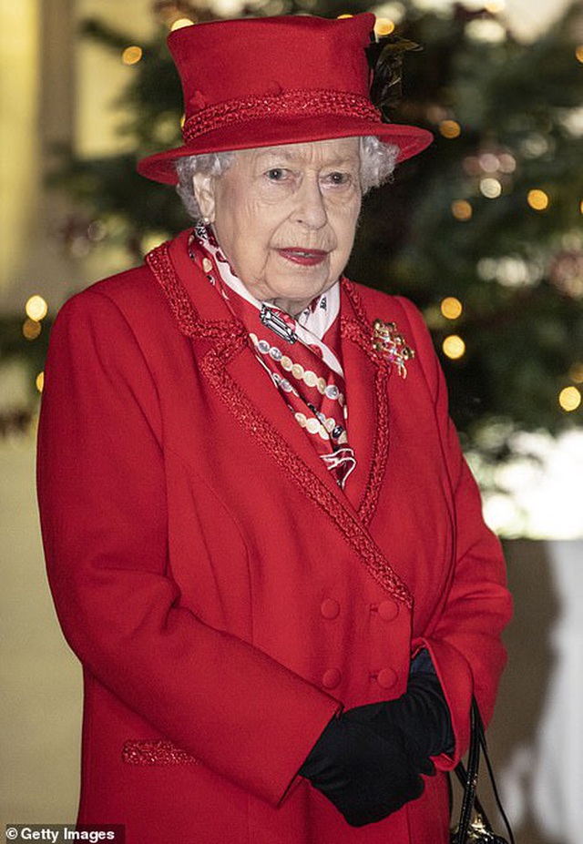 Nữ hoàng Anh lần đầu hội ngộ cùng gia đình hoàng gia sau thời gian vắng bóng, Công nương Kate gây sốt với vẻ đẹp ngày một hoàn mỹ - Ảnh 4.