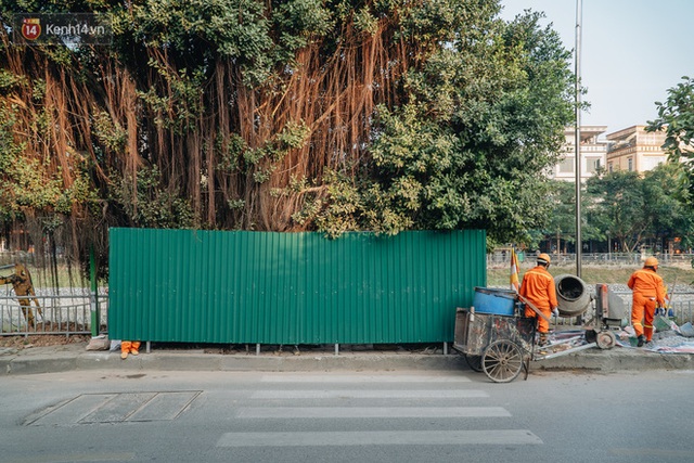 Ảnh: Lắp đặt hệ thống cống ngầm được kỳ vọng hồi sinh sông Tô Lịch - Ảnh 5.