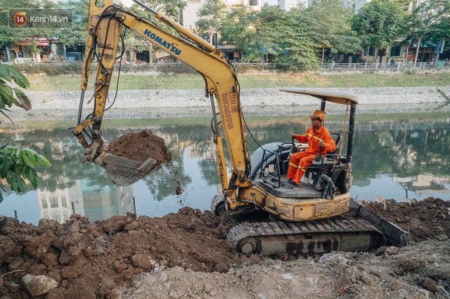 Ảnh: Lắp đặt hệ thống cống ngầm được kỳ vọng hồi sinh sông Tô Lịch - Ảnh 10.