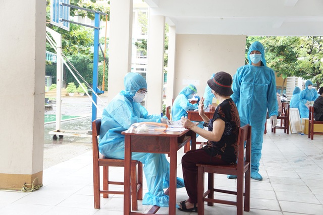 [Ảnh] Vào khu phong toả ở Đà Nẵng, tận mắt chứng kiến quy trình lấy mẫu xét nghiệm Covid-19 - Ảnh 6.