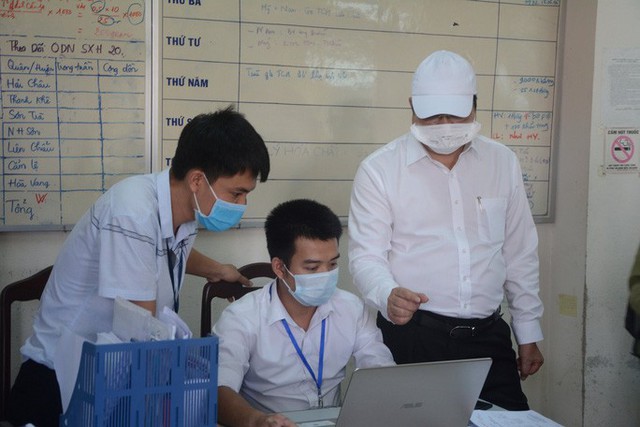  Chủ tịch Đà Nẵng thị sát việc chấp hành cách ly xã hội  - Ảnh 2.