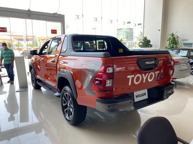 Đại lý ồ ạt chào cọc Toyota Hilux 2021 tại Việt Nam: Giá dự kiến không đổi, đầu xe giống RAV4, đe doạ Ford Ranger - Ảnh 3.