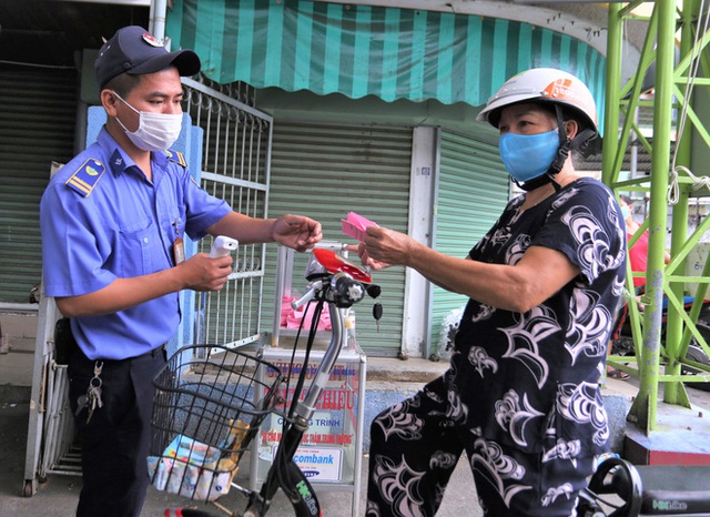 Ảnh: Ngày đầu người dân Đà Nẵng thực hiện đi chợ bằng phiếu ngày chẵn lẻ - Ảnh 3.