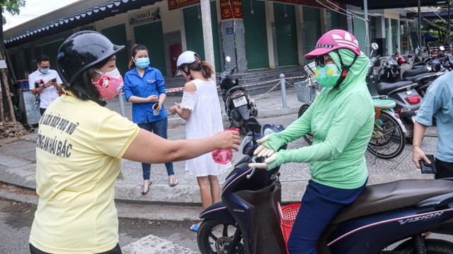 Phường in không kịp thẻ, dân Đà Nẵng vẫn vô tư đi chợ trong ngày đầu hạn chế - Ảnh 2.
