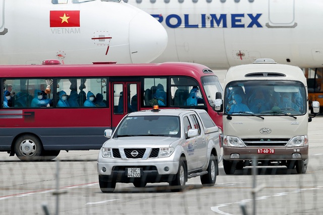  Chuyến bay đầu tiên đưa 207 người mắc kẹt ở tâm dịch Đà Nẵng về tới Hà Nội - Ảnh 11.