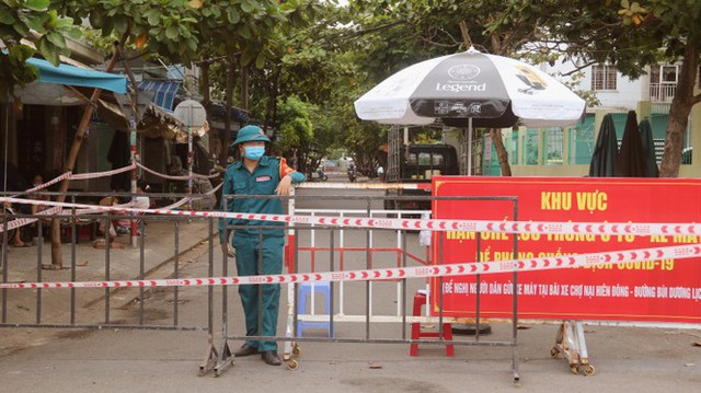 Phường in không kịp thẻ, dân Đà Nẵng vẫn vô tư đi chợ trong ngày đầu hạn chế - Ảnh 14.