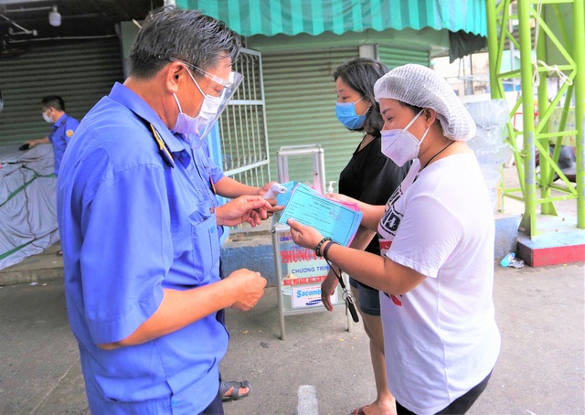 Ảnh: Ngày đầu người dân Đà Nẵng thực hiện đi chợ bằng phiếu ngày chẵn lẻ - Ảnh 6.